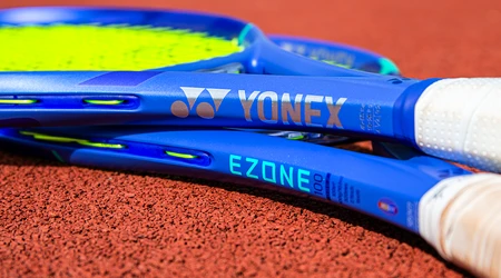 RECENZIJA: Teniški loparji Yonex EZONE 2025 – žamet in moč, ki odpuščata napake