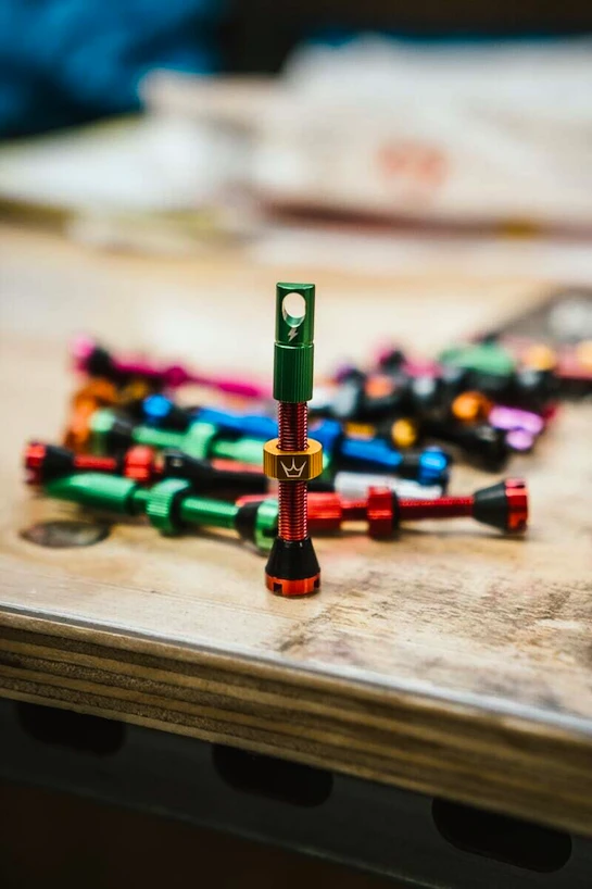 Tubeless ventil PEATY'S  X 50to01 (mk2) rasta tubeless valves 42mm (ptv2-42-ras-12)